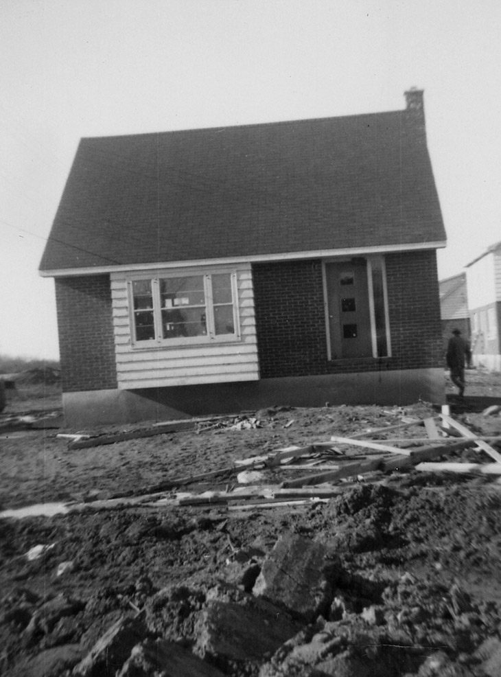 Photo noir et blanc d’une maison en cours de construction.