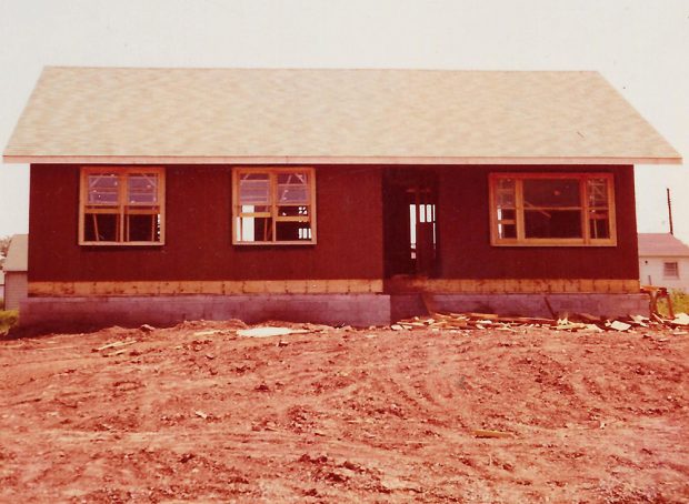 Photo couleur d’une maison en cours de construction.