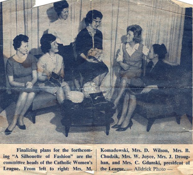 Article de presse au sujet de la Catholic Women's League ; photo de 6 femmes ; pas de titre.