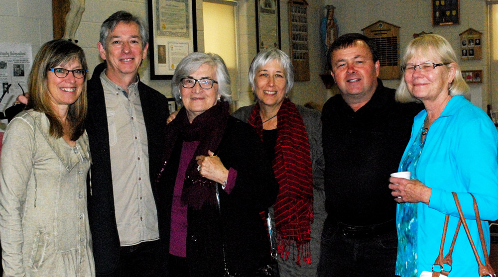 Photo couleur d’un groupe de personnes (deux hommes et quatre femmes).