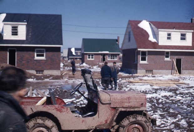 Photo couleur d’un chantier de construction de maison.