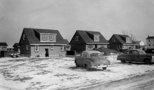 Photo noir et blanc d’un groupe de maisons en cours de construction.