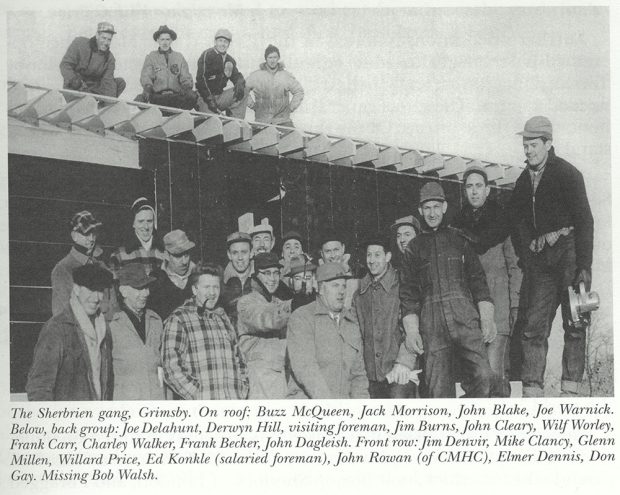 Photo noir et blanc d’un groupe d’hommes appelés le gang de Sherbrien à Grimsby ; pas de titre.