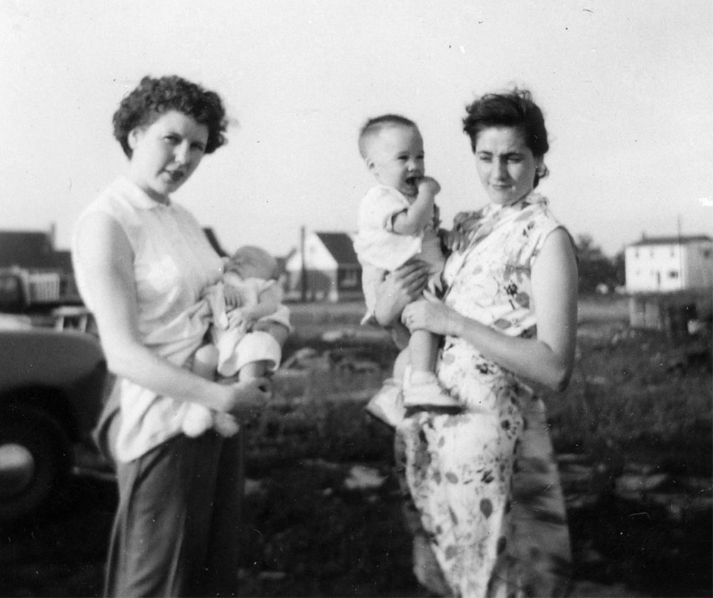 Photo noir et blanc de deux femmes chacune portant un enfant.