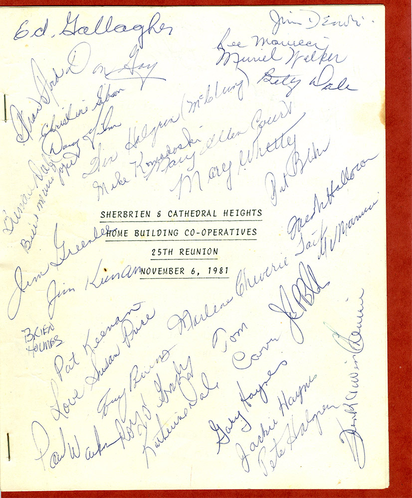 Photo couleur du 25e anniversaire des coopératives d’habitation Sherbrien et Cathedral Heights, le 6 novembre 1981 ; avec de nombreuses signatures.