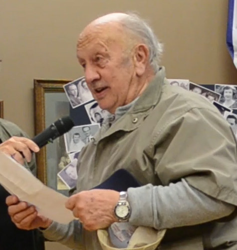 Photo couleur d’un homme présentant un discours.