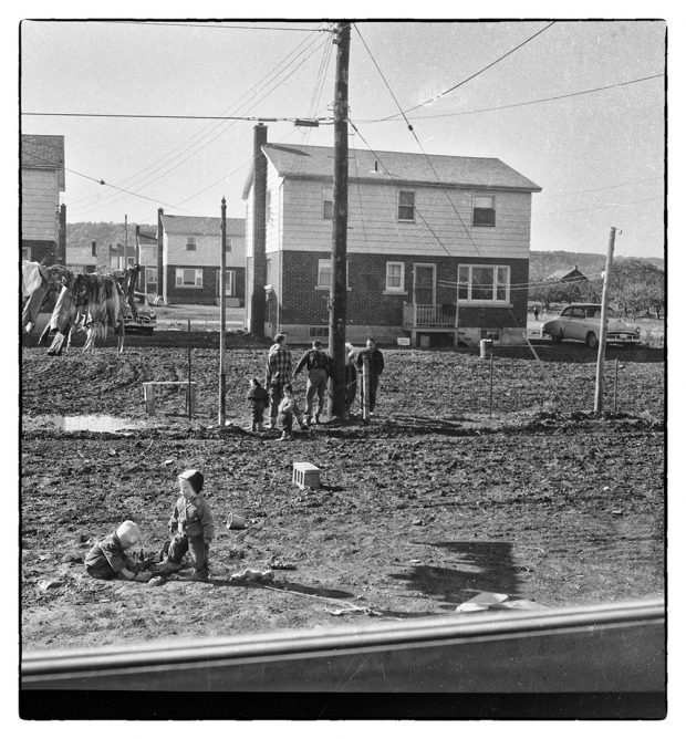 Photo noir et blanc de quelques personnes sur le chantier de construction des maisons.