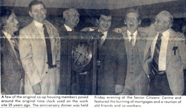 Article de presse, sans titre ; photo de 6 hommes près d’une horloge de pointage