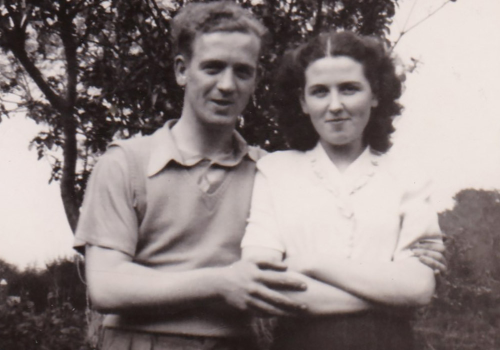 Photo noir et blanc d’un homme et d’une femme.