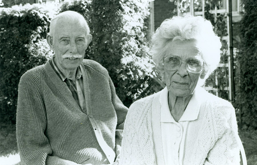 Photo noir et blanc de personnes attablées