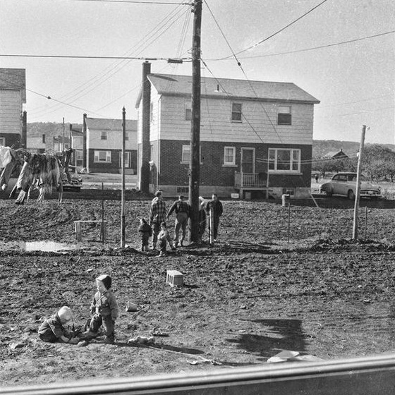 Photo noir et blanc de quelques personnes sur le chantier de construction des maisons.