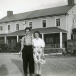 Couple devant l’hôtel Mont Vernon, vers 1940