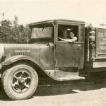 Deux femmes au volant d’un camion de Paul Guilbault, vers 1932