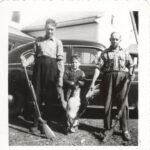 Émile Sauvageau, Pierre Trottier et son père Donat posent fièrement avec une outarde, Grondines, 1958