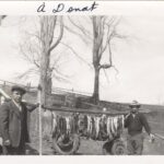Donat Trottier et son partenaire de pêche posant fièrement avec leurs prises, Grondines, vers 1950