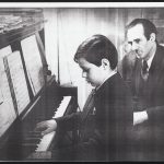 Rodolphe Mathieu et son fils André au piano, vers 1935