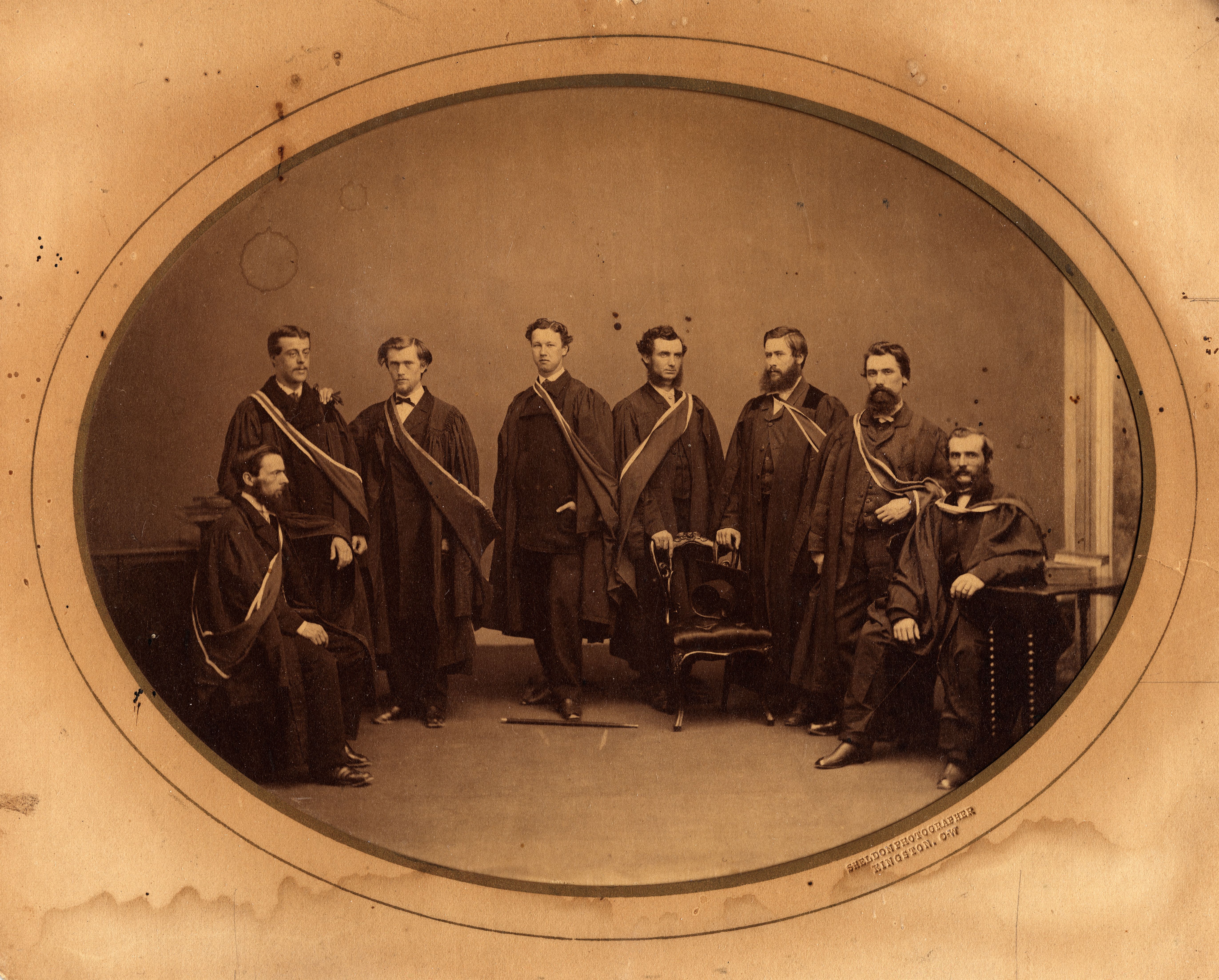 Photo de 8 étudiants en médecine de l'université Queen, 1865 portant leurs robes académiques