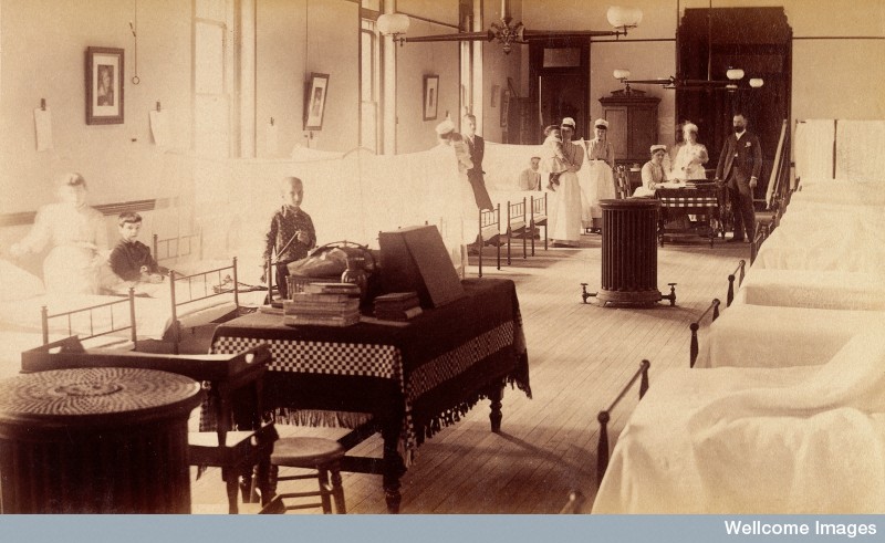 Photo d'une aile d'hôpital avec enfants couchés sur les lits, Angleterre, 1880