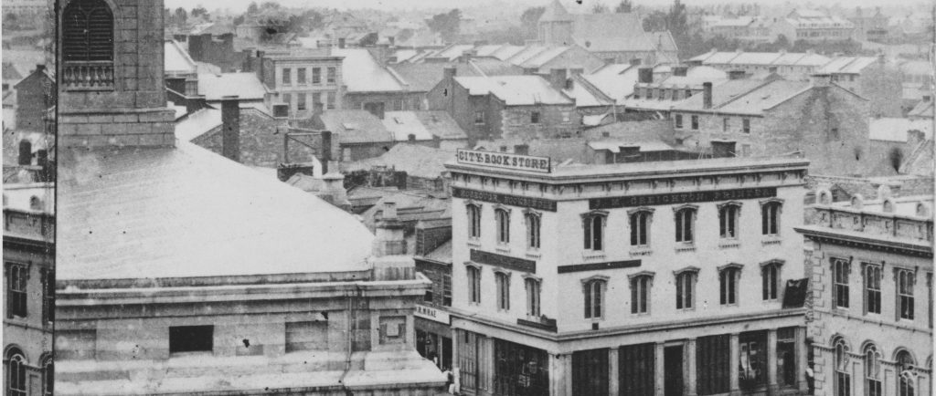  Photographie de rues de Kingston dans les années 1860 avec des routes, des trottoirs et un certain nombre de bâtiments