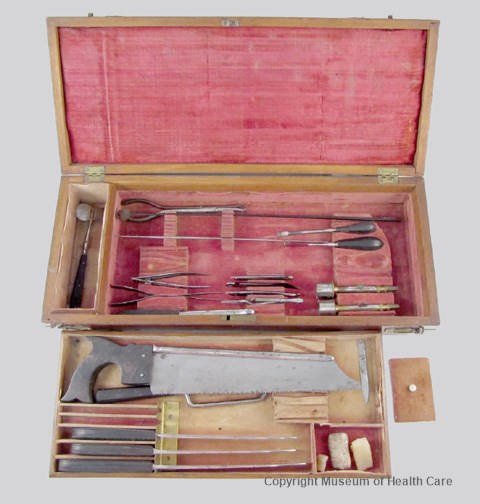 Coffre chirurgical du Dr. Horatio Yates dans une boite en bois à doublure de velours rouge et contenant plusieurs instruments