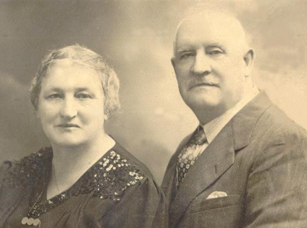 Photographie d’archive en noir et blanc montrant une femme à gauche et un homme à droite.