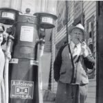 Marg Valentine (née Moore) et Bill Simpson attendent les automobilistes à la station-service Moore, Coboconk