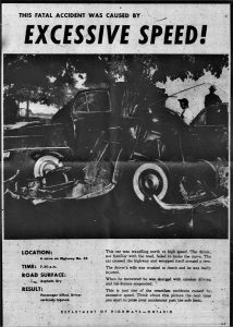 Document d'archives imprimé en encre noire qui montre une photo d’une voiture ancienne endommagée près d’un arbre, avec un texte imprimé au-dessus et en-dessous de la photo