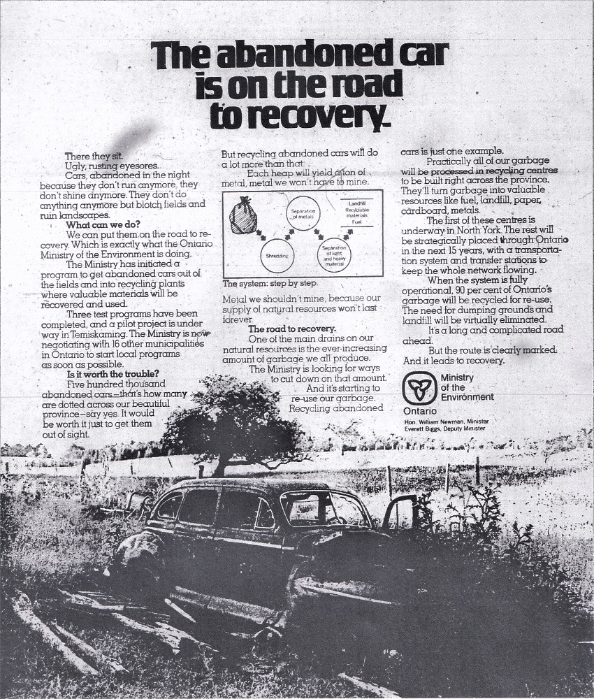 Document d'archives imprimé en encre noire qui montre une photo d’un véhicule ancien abandonné dans un champ avec un texte et un diagramme au-dessus