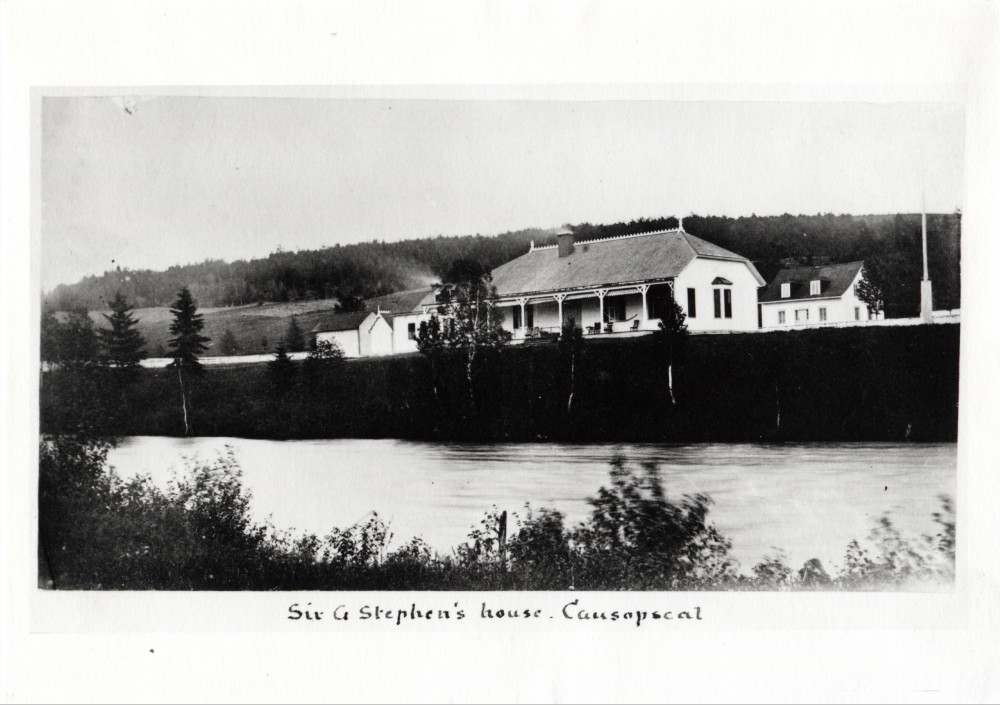 Épreuve argentique du camp de pêche de Sir George Stephen et de la rivière Matapédia a Causapscal.