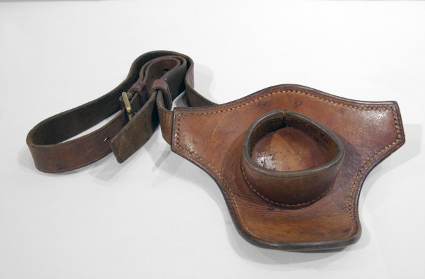 Ceinture de cuire spécialement réalisée pour tenir l'embout d'une canne a pêche.