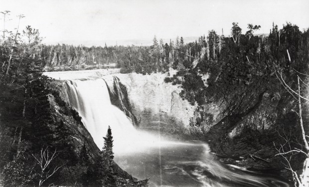 Photographie aérienne du barrage Mitis II à l'époque où la rivière était toujours utilisée pour la drave