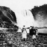 Elsie Reford et Evelyn Reford s’approchant des chutes