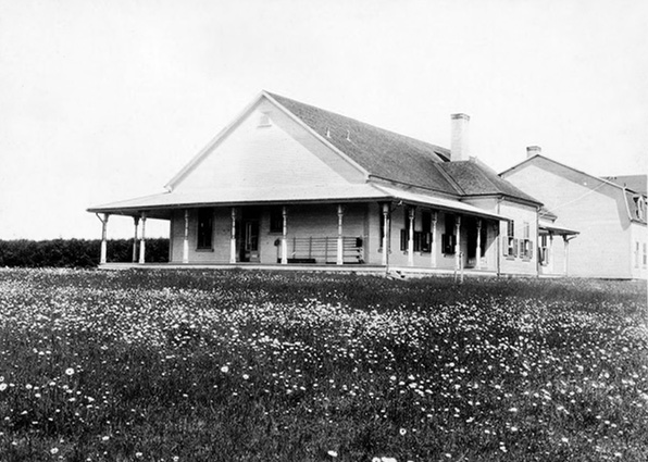 Épreuve argentique de la Villa Estevan. On peut apercevoir le support a canne a pêche à la droite de la porte de la façade du côté nord donnant sur le fleuve Saint-Laurent.