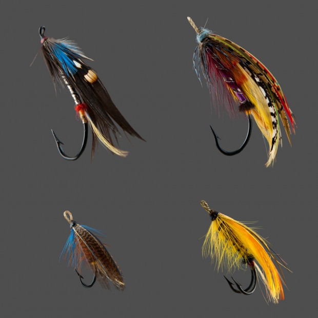 Quatre variétés de mouches à pêche de différentes formes et de couleurs: Coin supérieur gauche, Black Hawk, coin supérieur droit Durham Ranger, Coin inférieur gauche Dusty Mille et coin inférieur droit Causapscal.