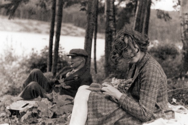 Robert W. Reford et Maryon Reford assis dans la forêt longeant la rivière Mitis.