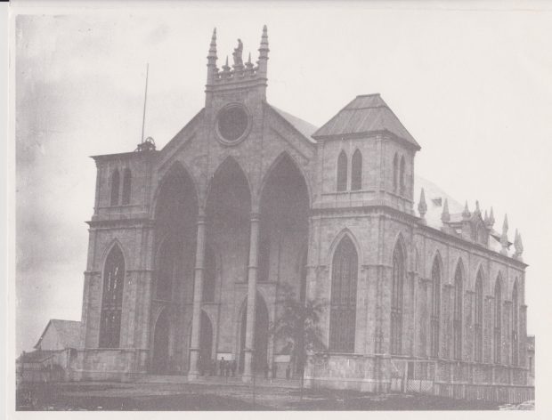 Photographie en noir et blanc de l’Église Sainte-Anne vue de la façade avant la construction des clochers.