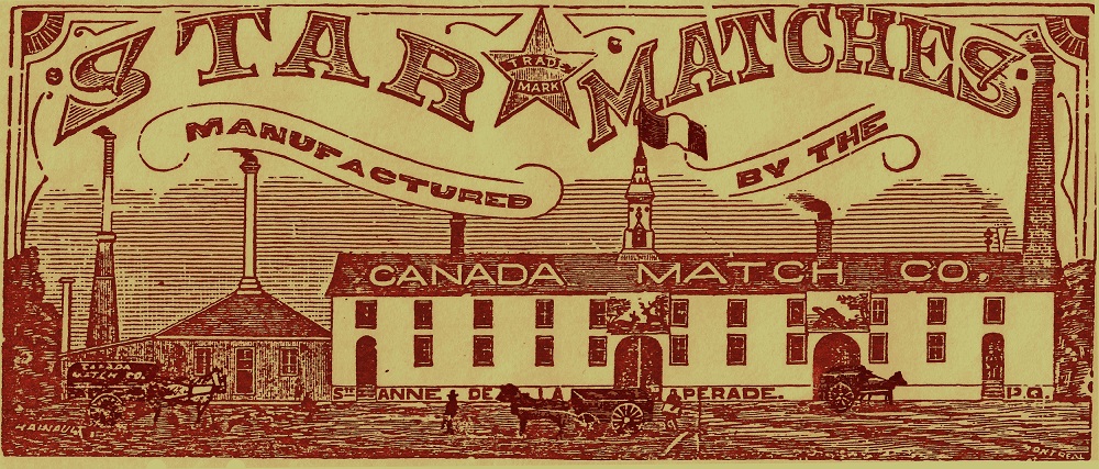 Affiche publicitaire rouge sur fond beige indiquant Star matches manufactured by Canada match company Ste Anne de la Pérade P Q. Illustration de la manufacture devant laquelle passent les voitures à chevaux.
