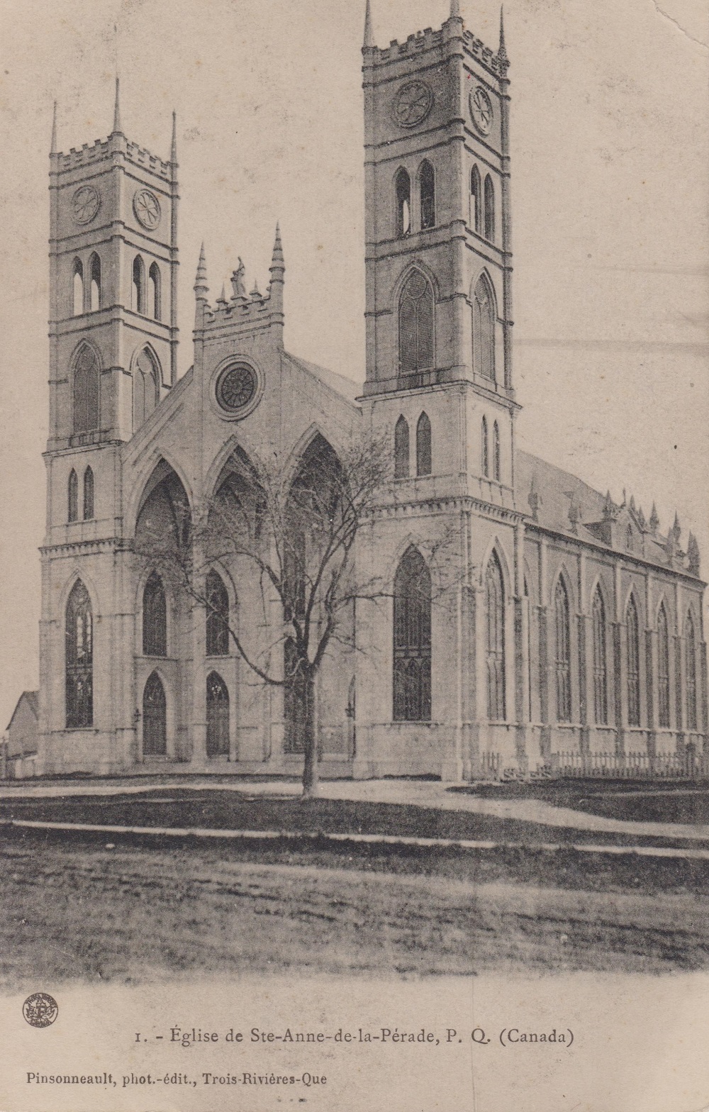 Photographie en noir et blanc de l’église Sainte-Anne avec les deux clochers.