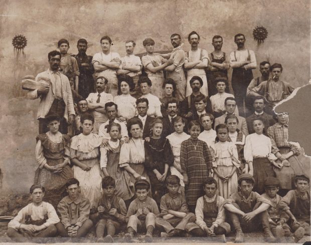 Photographie en noir et blanc d’une quarantaine d’hommes femmes et enfants employés par la Compagnie canadienne de biscuits de Sainte-Anne-de-la-Pérade.