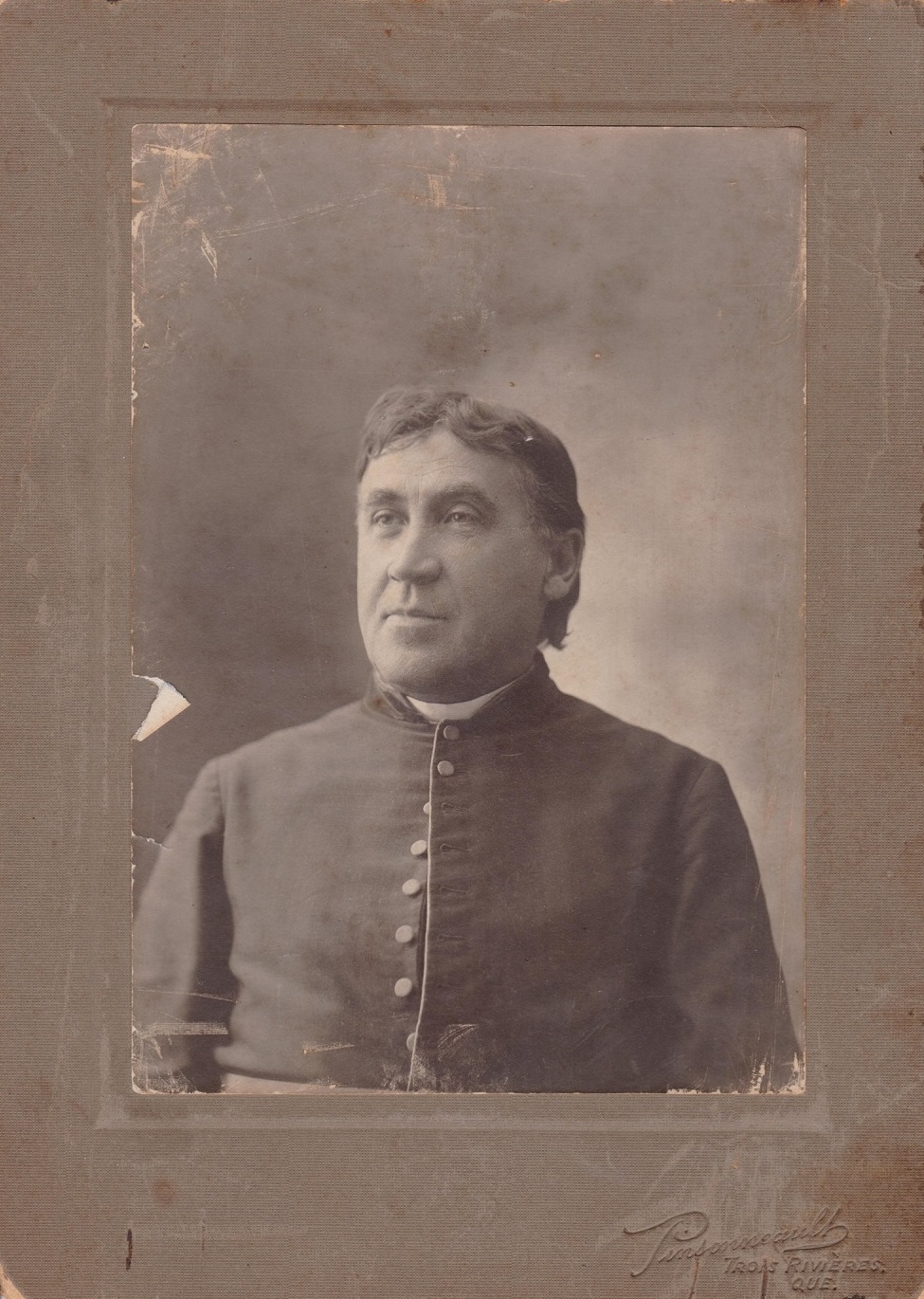Photographie couleur sepia de Télesphore Laflèche portant une soutane.