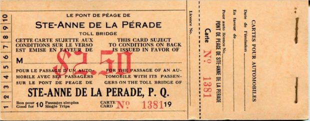 Billet numéro 1381 au coût de 2 dollars cinquante bon pour le passage d’une automobile avec ses passagers sur le pont à péage de Ste-Anne de la Pérade P Q dont le texte apparaît en français et en anglais.