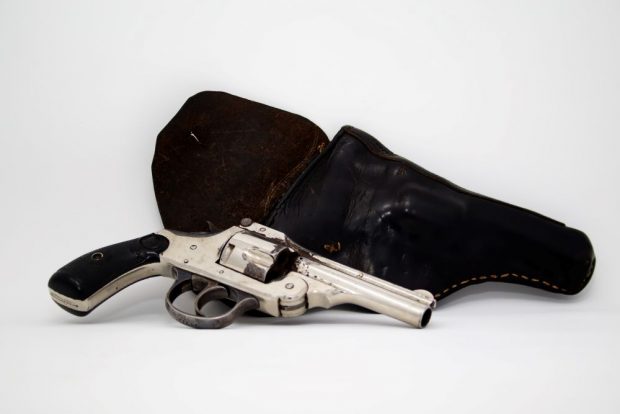 Pistolet de service avec son étui en cuir ayant appartenu à J A Rousseau.
