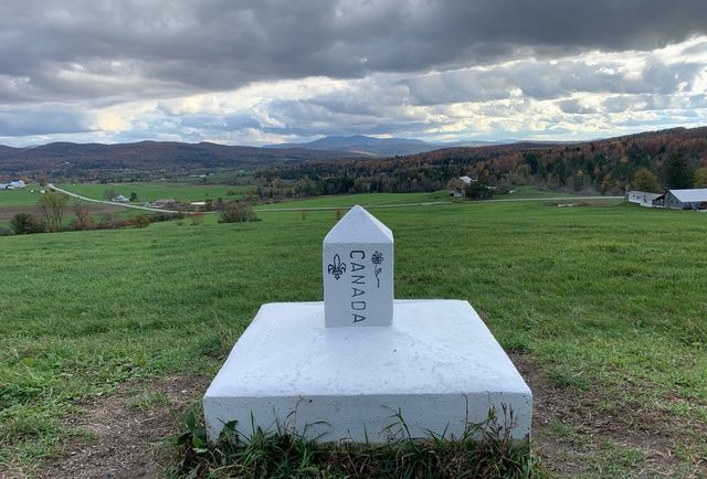 Un  socle en béton surmonté d'une colonnette sert de borne pour séparer le Vermont du Canton de Sutton.  Ces repères se retrouvent tout le long du 45ième parallèle.