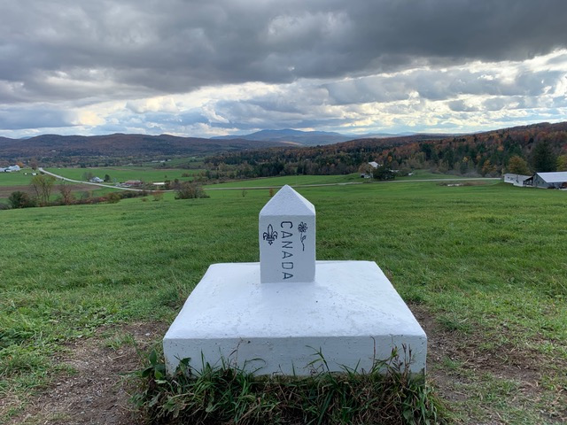 Un  socle en béton surmonté d'une colonnette sert de borne pour séparer le Vermont du Canton de Sutton.  Ces repères se retrouvent tout le long du 45ième parallèle.