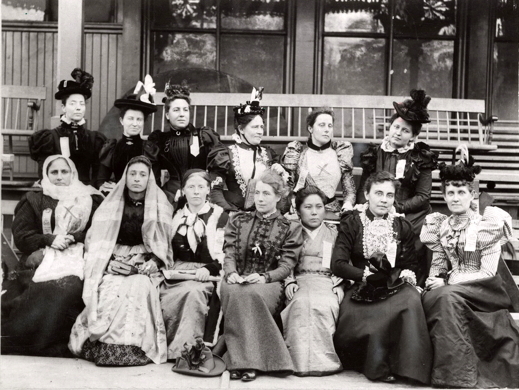  Photo de groupe de 13 déléguées au congrès de la Women Christian Temperance Union (WCTU).