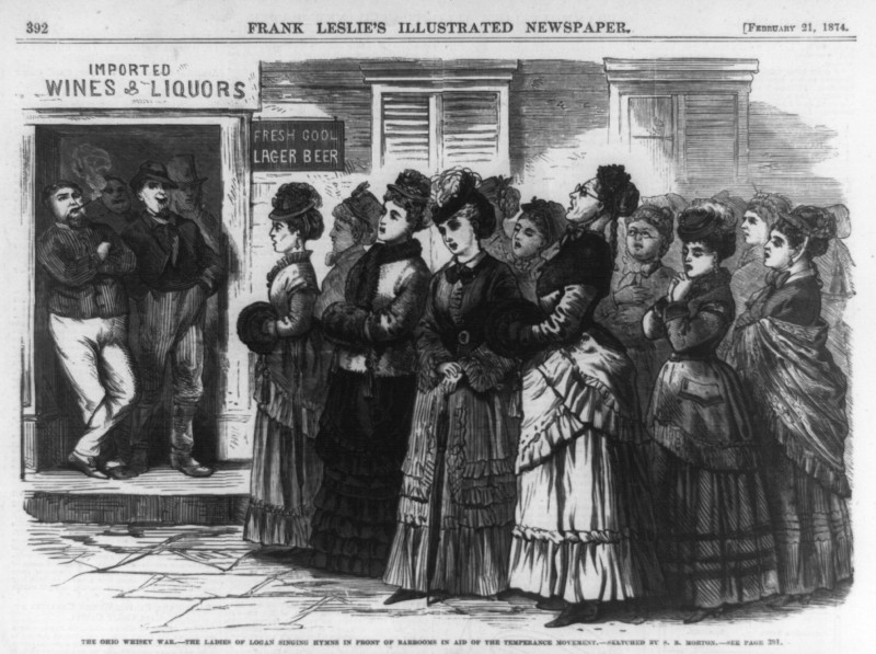 Caricature représentant un groupe de femmes qui attendent leurs maris à la porte d’un débit de boisson.