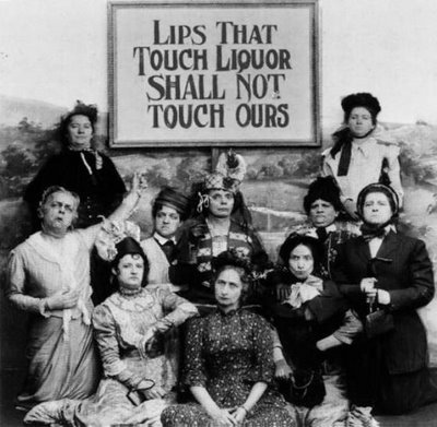 Caricature représentant un groupe de femmes sous une pancarte sur laquelle on peut lire Lips that Touch Liquor Shall not Touch Ours.