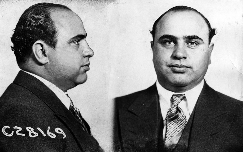 Fiche de la police montrant Al Capone de profil et de face.
