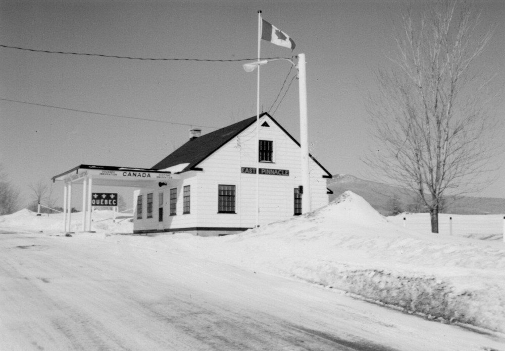 Le poste frontière d’East Pinnacle avant l’arrivée à Richford est situé en plein champ sur une route secondaire;; en hiver, comme sur cette photo, il se confond encore davantage avec le paysage en raison de son revêtement blanc.