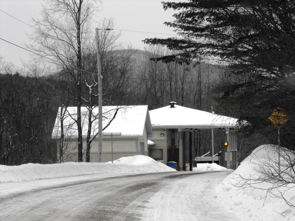 Le petit poste frontière de la douane canadienne à Glen Sutton en hiver. 